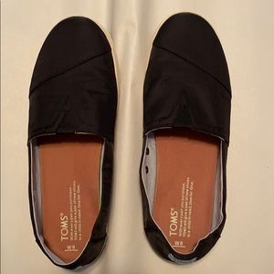 Women’s Toms slide on sneakers. Size 8